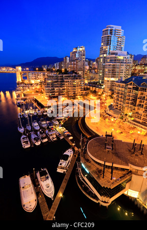 Das West End Viertel von Vancouver und der Burrard Street Bridge über False Creek, Vancouver British Columbia Kanada. Stockfoto