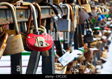 Liebesschlösser angebracht, eine Brücke zum Bereich Užupis von Vilnius, Litauen Stockfoto