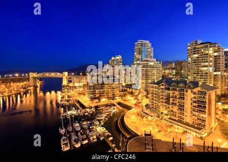 Das West End Viertel von Vancouver und der Burrard Street Bridge über False Creek, Vancouver British Columbia Kanada. Stockfoto