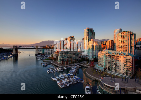 Das West End Viertel von Vancouver und der Burrard Street Bridge über False Creek, Vancouver British Columbia Kanada. Stockfoto