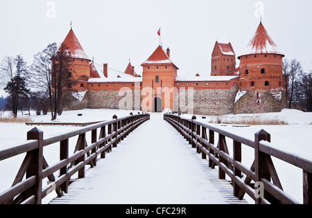 Trakai Burg gesehen von der Brücke in der Nähe von Vilnius, Litauen Stockfoto