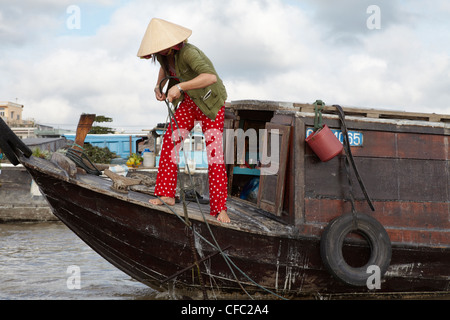 Frau ausbessern Seil auf einem schwimmenden Markt in Cai Rang (Can Tho) Vietnam Stockfoto