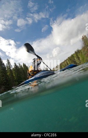 Ein Kajakfahrer versucht zu bleiben aufrecht auf der Chilko RIver, British Columbia, Kanada Stockfoto