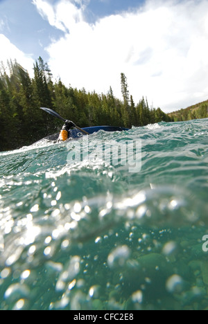 Ein Kajakfahrer versucht zu bleiben aufrecht auf der Chilko RIver, British Columbia, Kanada Stockfoto