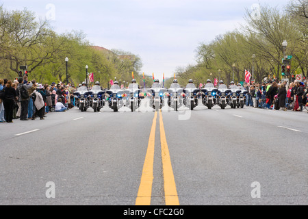 Eine Formation von Motorrad-Polizei führt die National Cherry Blossom Festival Parade, Washington DC Stockfoto