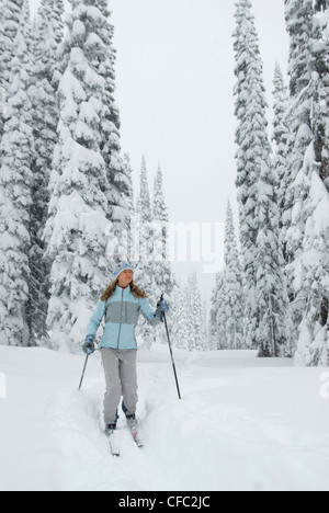 Eine junge Frau Skilangläufer macht Spuren im Backcountry Monashee, Britisch-Kolumbien Stockfoto