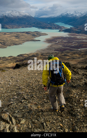 Eine junge männliche Wanderer mit Blick auf Perito Moreno Nationalpark im südlichen Argentinien, einschließlich Lago Belgrano und den Anden Stockfoto