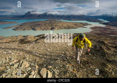 Eine junge männliche Wanderer mit Blick auf Perito Moreno Nationalpark im südlichen Argentinien, einschließlich Lago Belgrano und den Anden Stockfoto