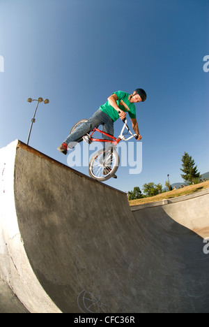 BMXer mit einer keine-footed kanadischen Nosepick Lafarge Skatepark, Coquitlam, BC, Kanada. Stockfoto