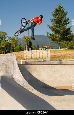 BMXer mit einem-ich kann Luft über das Quartal bei Lafarge Skatepark, Coquitlam, BC, Kanada. Stockfoto