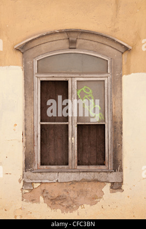 Zerbrochenes bestiegen, Fenster zeigt den Verfall des Gebäudes und die Farbe verblasst Stockfoto