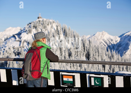 Frau Wanderer Top Sulphur Mountain auf Distanz Stockfoto