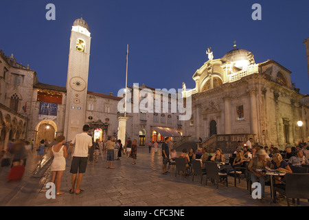 Kirche des heiligen Blasius, Sv Vlaha und Uhrturm am Abend Luza Square, Dubrovnik, Dubrovnik-Neretva County, Dolmatia, Cro Stockfoto