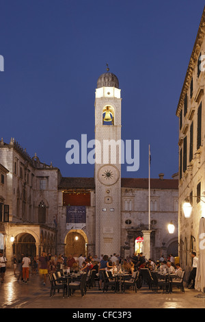 Stradun mit Rathaus und Clock Tower in den Abend, Altstadt, Dubrovnik, Dubrovnik-Neretva County, Dolmatia, Kroatien Stockfoto