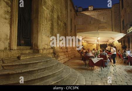 Straßencafé in der Nähe der St. Blasius-Kirche am Abend Luza Square, Dubrovnik, Dubrovnik-Neretva County, Dalmatien, Kroatien Stockfoto