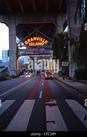 Eingang nach Granville Island unter Granville Street Bridge, Vancouver, Britisch-Kolumbien, Kanada Stockfoto