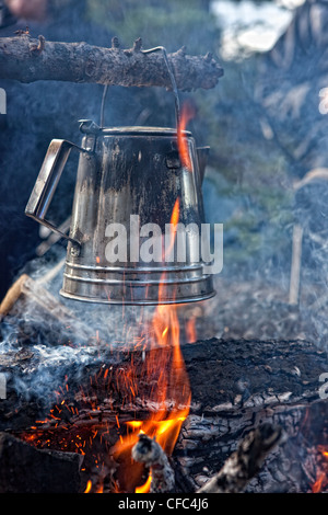 Wasserkocher Kochen über offenem Feuer beim camping, Atlin, Britisch-Kolumbien, Kanada. Stockfoto