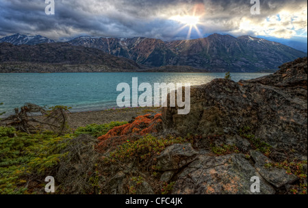 HDR-Bild der untergehende Sonne über Atlin Lake, BC. Entnommen aus Wort Insel in Atlin Provincial Park, Atlin, Britisch-Kolumbien, Kanada. Stockfoto