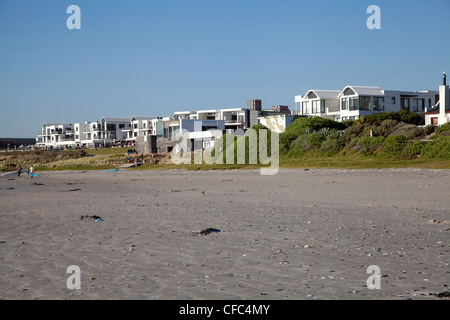 Häuser auf großen Bucht Shoreline - Bloubergstrand - Kapstadt Stockfoto