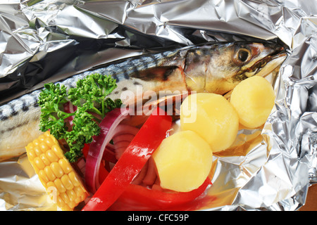 Rohe Makrele und Gemüse auf Alufolie Stockfoto