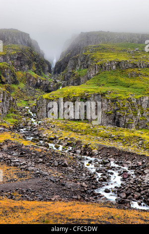 Fagridalur Gebirgsbach in Regen, Island- Stockfoto