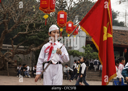 Schüler hält eine Fahne, Temple of Literature (Van Mieu), Hanoi, Bac Bo, Vietnam Stockfoto