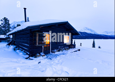 Am Abend fällt auf die Rose-See-Hütte im Herzen der Yukon Wildnis. Rose Lake, Yukon Territorium, Kanada. Stockfoto