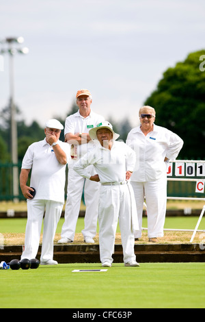 Rasen Bowlers Vorsatz Spiel Uhr Schüsse Punktzahl während Stockfoto