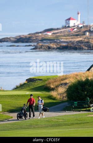 Zwei junge Golfer Erfahrungsaustausch spazieren Sie weiter Stockfoto