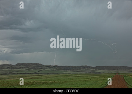 Blitz schlägt über 70 Meile Butte, Grasslands National Park, Saskatchewan, Kanada. Stockfoto