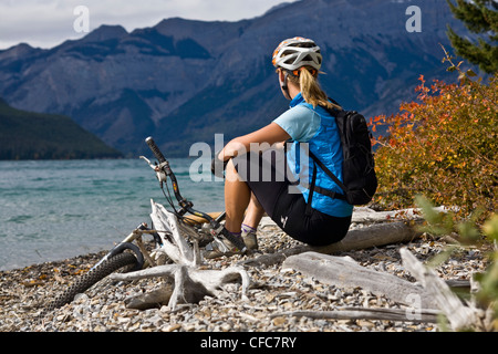 Ein weibliche Mountainbiker reitet der klassischen Singletrails der Lake Minnewanka, Banff National Park, AB Stockfoto