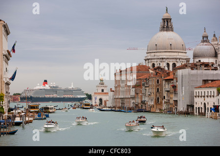 Canale Grande, Kreuzfahrtschiff im Hintergrund, Venedig, Italien Stockfoto
