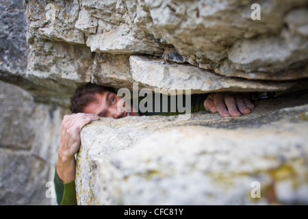 Ein junger Mann klettert den Abgrund 5.10 b, Rattle Snake Punkt, ON, Canada Stockfoto