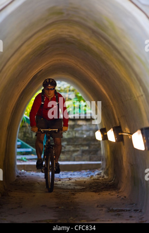 Ein junger Mann genießen Thre fällt, Farben und Mountainbike-Touren rund um Kelso, ON, Canada Stockfoto