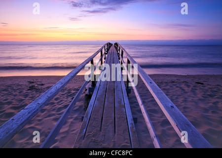 Holzsteg am See Winnipeg bei Sonnenaufgang. Matlock, Manitoba, Kanada. Stockfoto