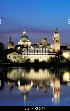 Beleuchteten alten Stadt Mantua im Fluss Mincio, Mantua, Lombardei, Italien, Europa Stockfoto