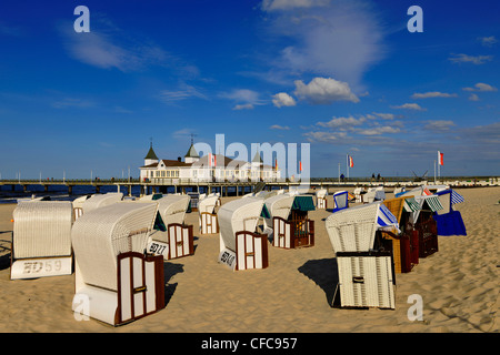 Liegen am Strand und der historischen Seebrücke Ahlbeck im Sonnenlicht, Usedom, Mecklenburg-Western Pomerania, Deutschland, Europa Stockfoto