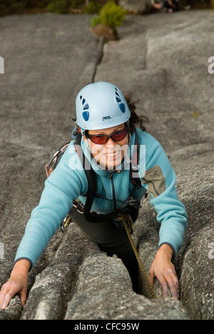 Eine junge Frau klettert St. Vidas Tanz auf dem Vorfeld, Squamish, British Columbia, Kanada Stockfoto