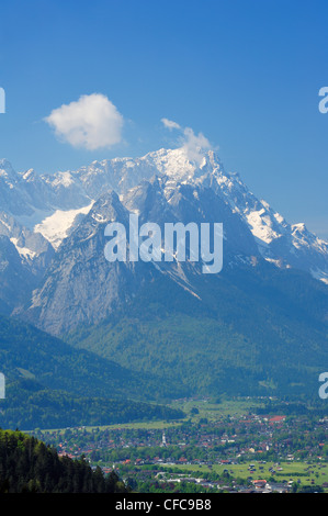 Zugspitze über Garmisch-Partenkirchen, Farchant, Wetterstein Palette, Werdenfels, Upper Bavaria, Bayern, Deutschland, Europa Stockfoto