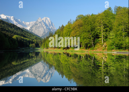 Zugspitze-Palette mit Waxenstein im See spiegelt, Riessersee, Riessersee, Garmisch-Partenkirchen, Wettersteingebirge, Werdenfelser Stockfoto