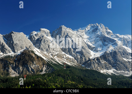 Blick auf Zugspitze in das Sonnenlicht, Garmisch-Partenkirchen, Wettersteingebirge, Werdenfelser, Upper Bavaria, Bavaria, Germany, Europ Stockfoto