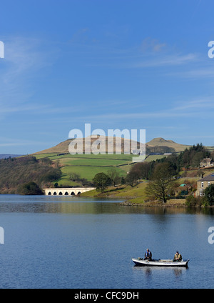 Fliegenfischen am oberen Stausee Ladybower Derwent Valley Derbyshire England uk Stockfoto