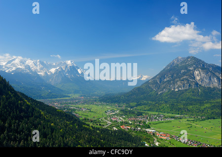 Tal von Garmisch-Partenkirchen mit Alpspitze, Zugspitze und Kramerspitze im Hintergrund, Farchant, Garmisch-Partenkirchen, Stockfoto