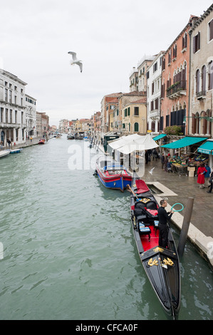 Kanal mit Gondel, Cannaregio, Venedig, Veneto, Italien Stockfoto