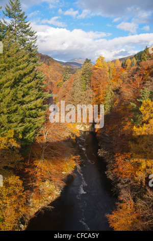 Herbstfärbung Landschaft Killiecrankie Schlucht passieren, Perthshire, Scotland, UK Stockfoto