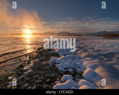 Winter Landschaften in Gstadt bei Sonnenuntergang, Blick zur Fraueninsel, Chiemsee, Bayern, Deutschland Stockfoto