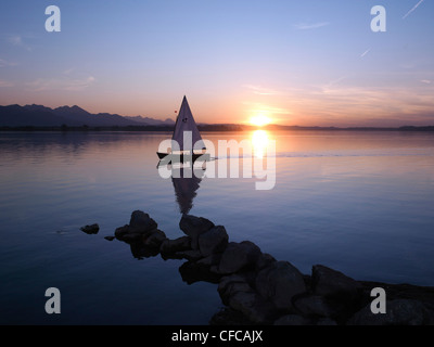 Segelboot bei Sonnenuntergang, See Chiemsee, Chiemgau, Bayern, Deutschland Stockfoto