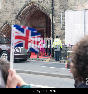 Zuschauer zuwinken der Union Jack Flagge der Königin, als sie in ihr Auto Royal in Leicester City bekommt feiert ihr Jubiläum-Tour. Stockfoto