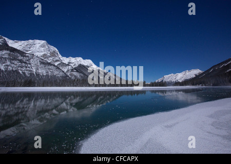 Die Rocky Mountains beleuchtet Vollmond Kälte Stockfoto