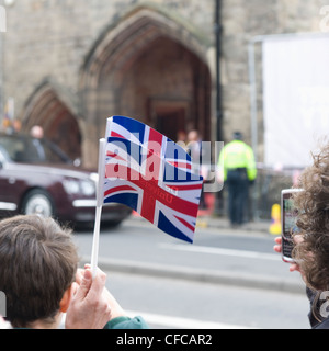 Zuschauer winken den Union Jack-Flagge verdeckt die Königin, als sie in ihr Auto Royal in Leicester City bekommt ihr Jubiläum Stockfoto